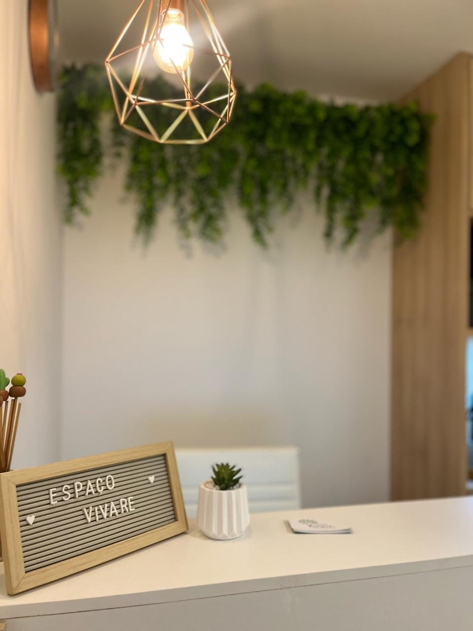 Recepção com plantas e placa do Espaço Vivare
