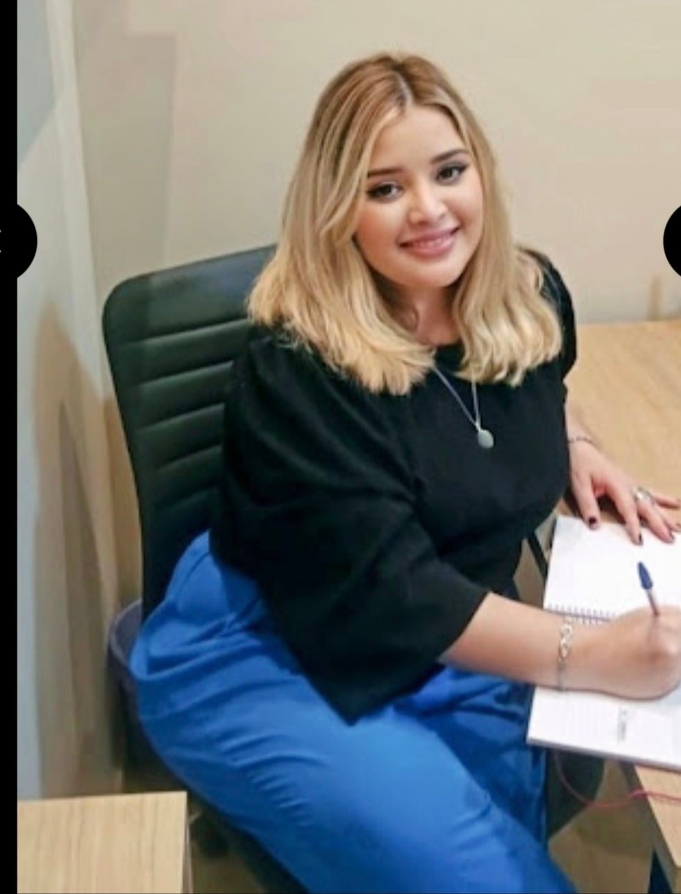 Fernanda Prado fazendo anotações durante atendimento
