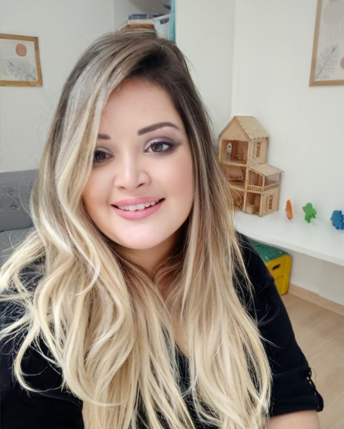 Fernanda Prado, psicopedagoga clínica, sorrindo no consultório
