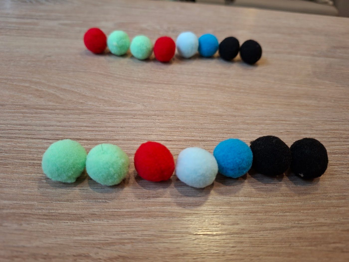 Atividade com pompons coloridos