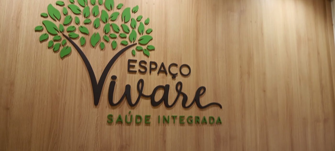 Painel do Espaço Vivare Saúde Integrada na recepção
